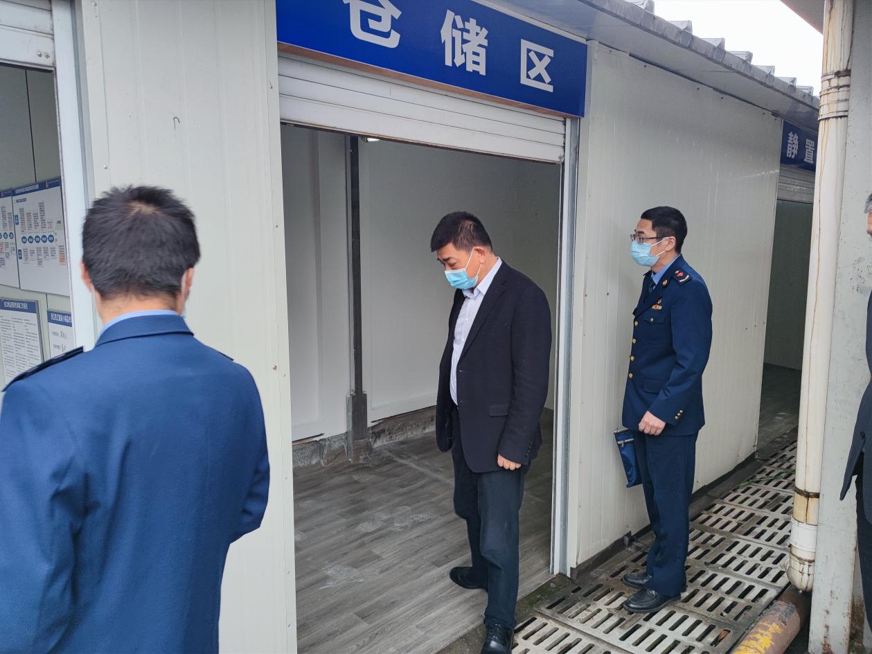 荆门市市场监督治理局来波平副局长走访钱江商城领导查抄进口商品疫情防控工作