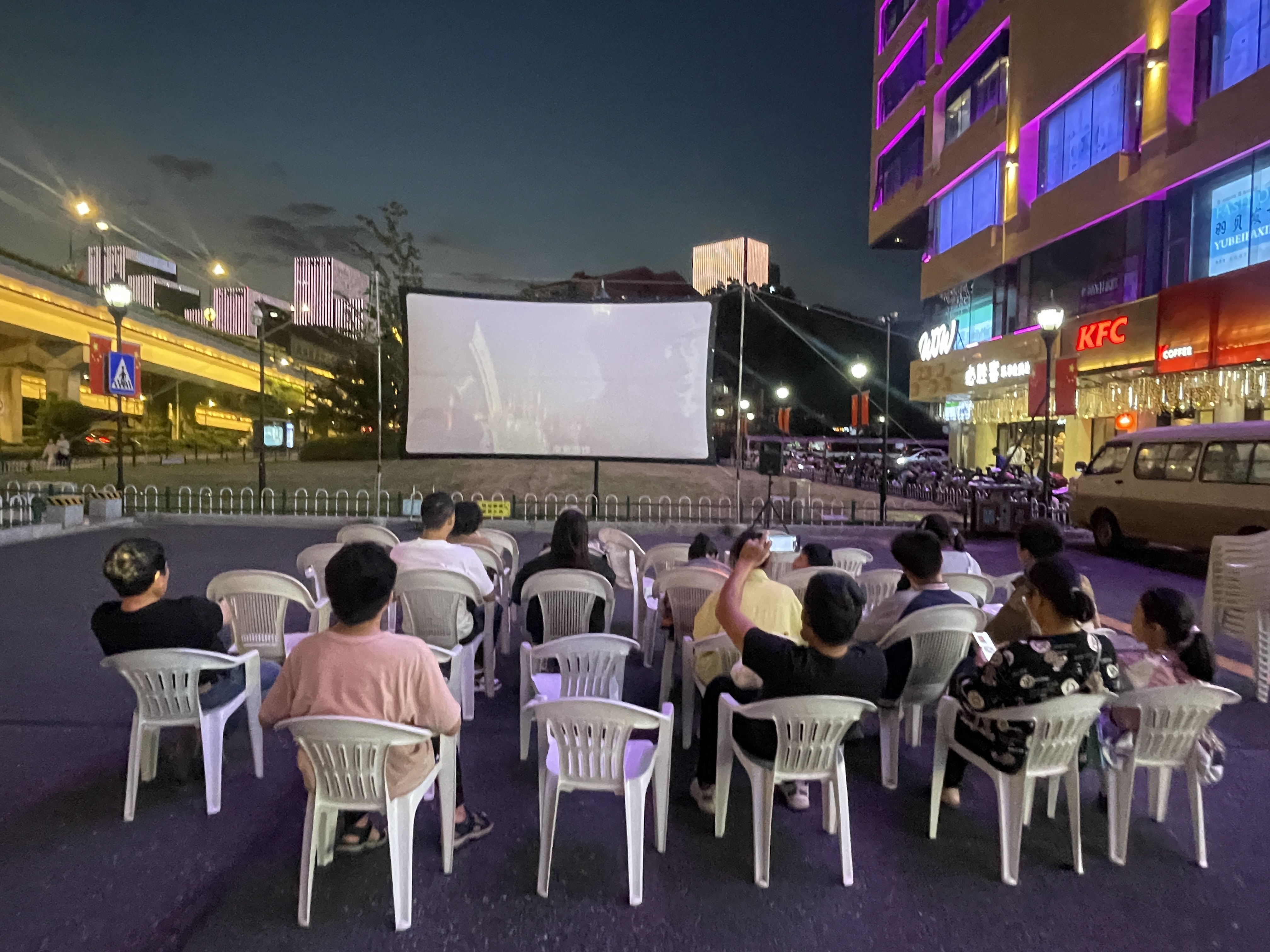 水晶城露天电影放映，点燃红色影象