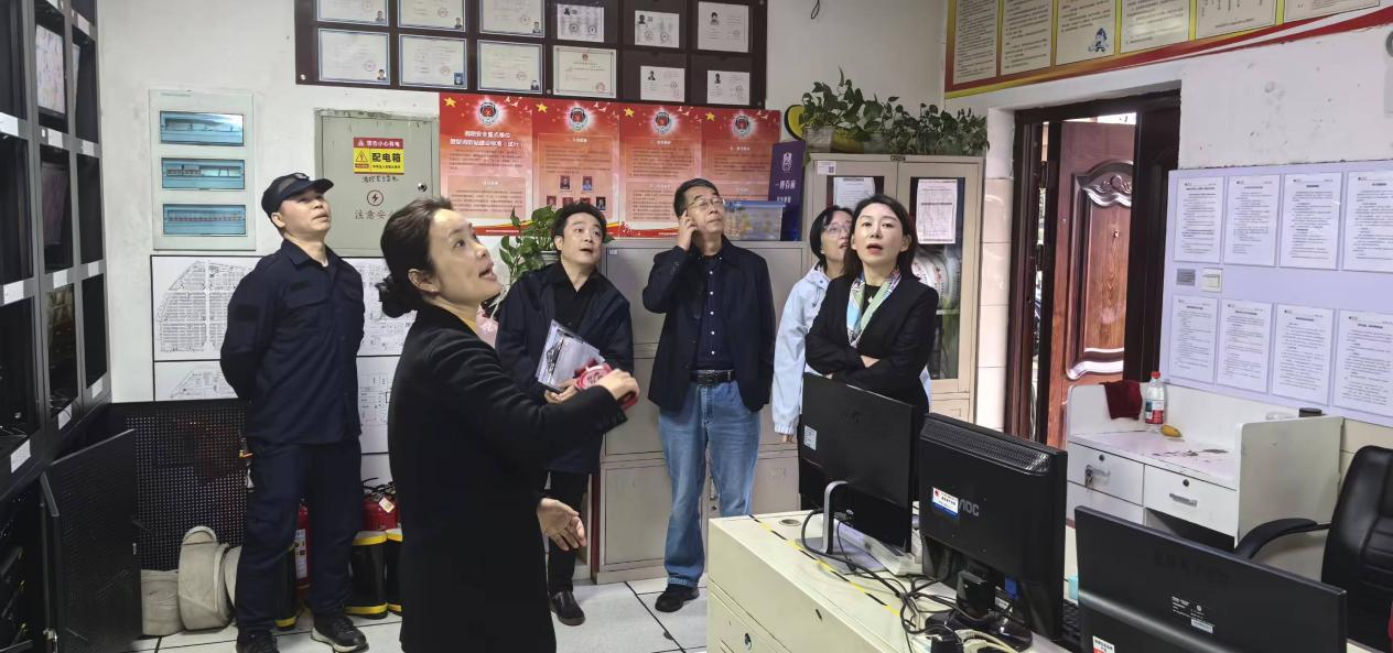 钱江商城迎接大关街路节前消防安全查抄，全力筑牢节日“防火墙”