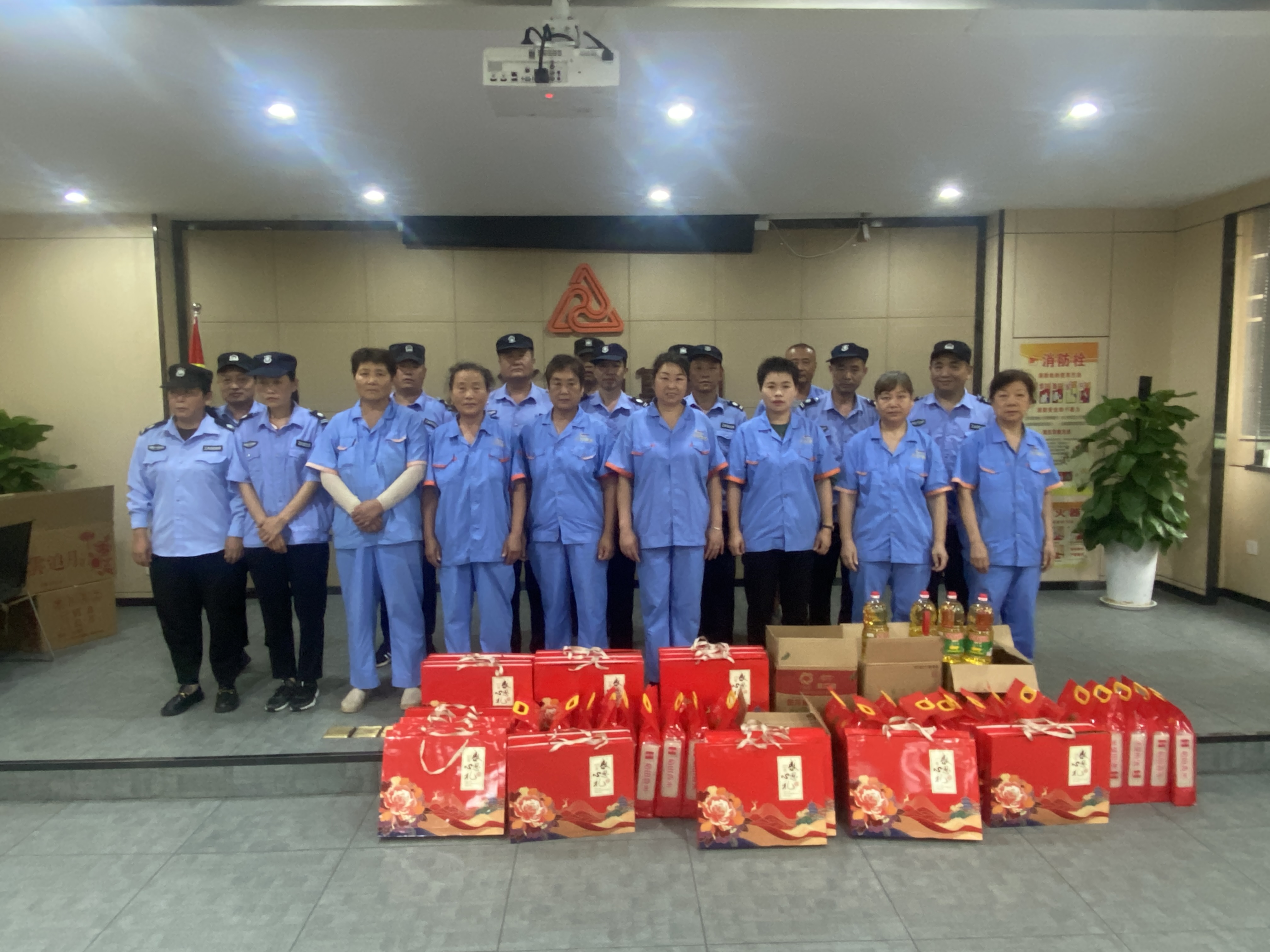 “浓情中秋节，慰问暖人心”——mg冰球突破文创集团工会发展一线职工慰问活动