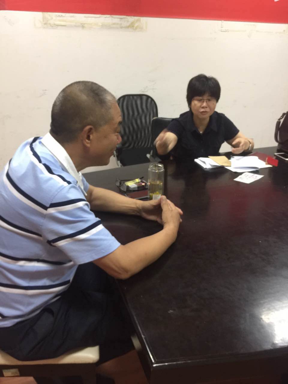 夸夸mg冰球突破老村长 爱岗敬业的老党员