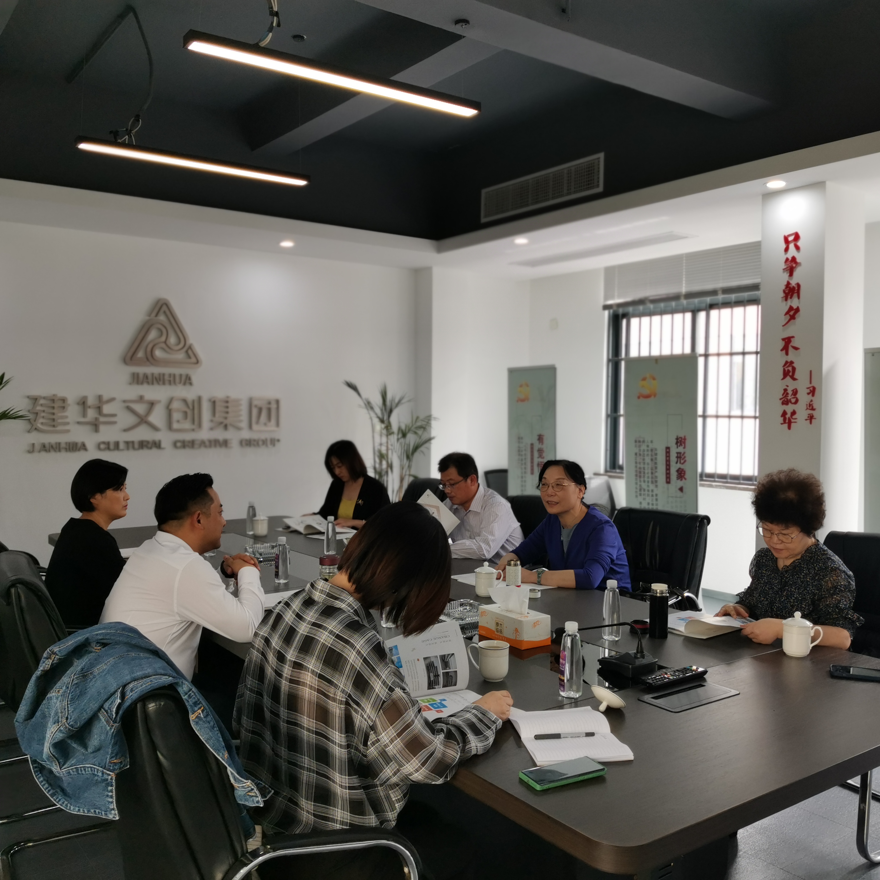 浙江省工贸易结合会秘书长陈俊燕一行莅临庐阳mg冰球突破文创园调研