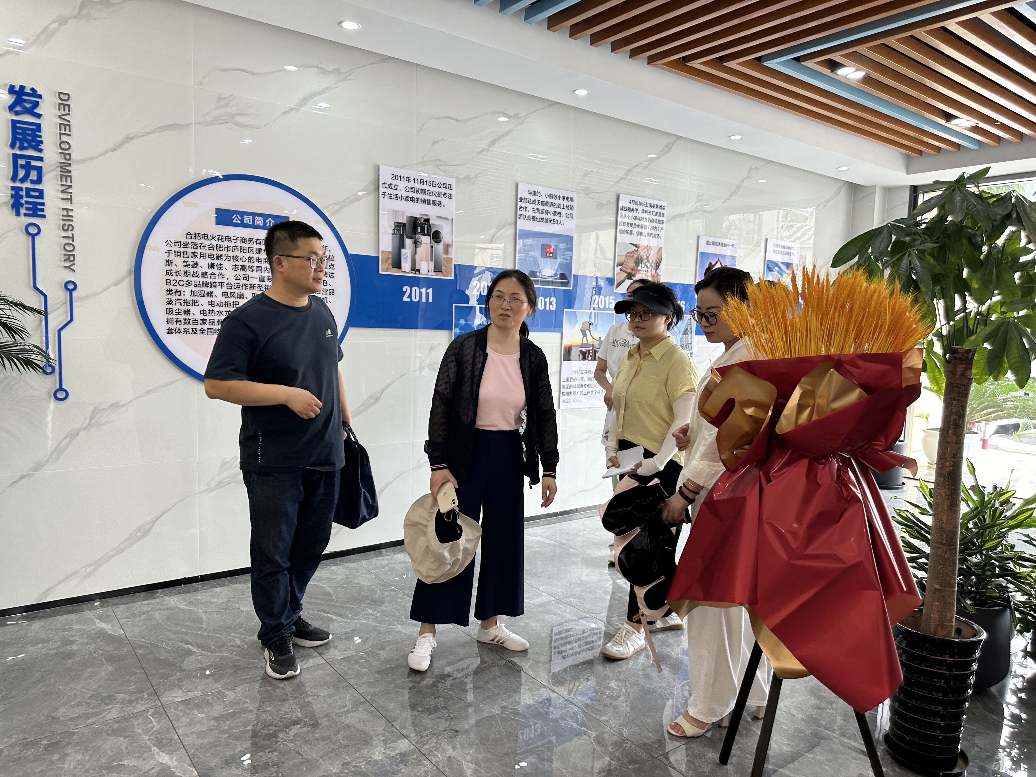 岳阳市文旅局专家组莅临庐阳mg冰球突破文创园调研领导
