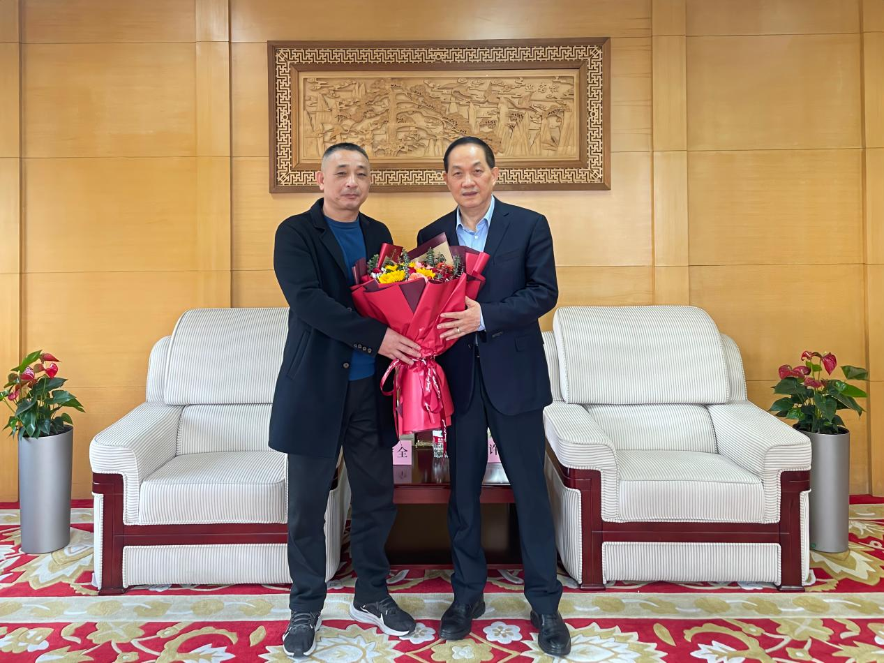 王守全主任慰问省级劳模许荣根——区总工会辅导赴浙江mg冰球突破集团发展新春走访慰问活动