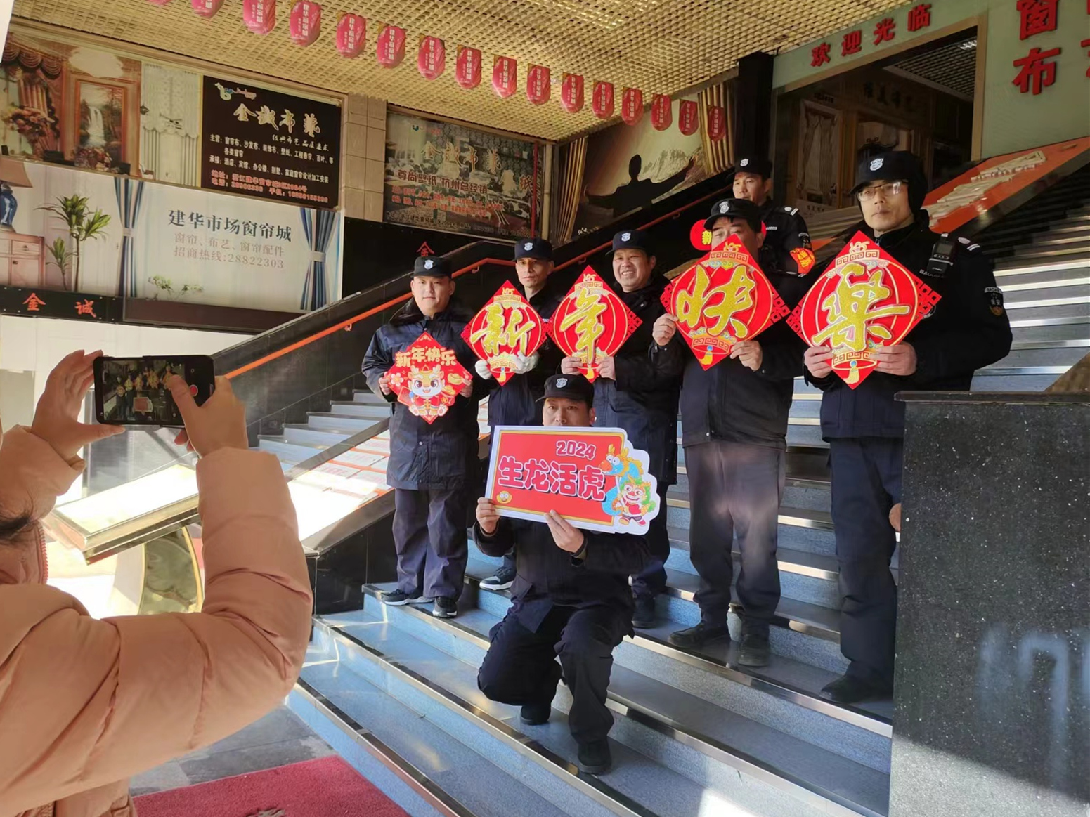 mg冰球突破市场迎新春送祝福