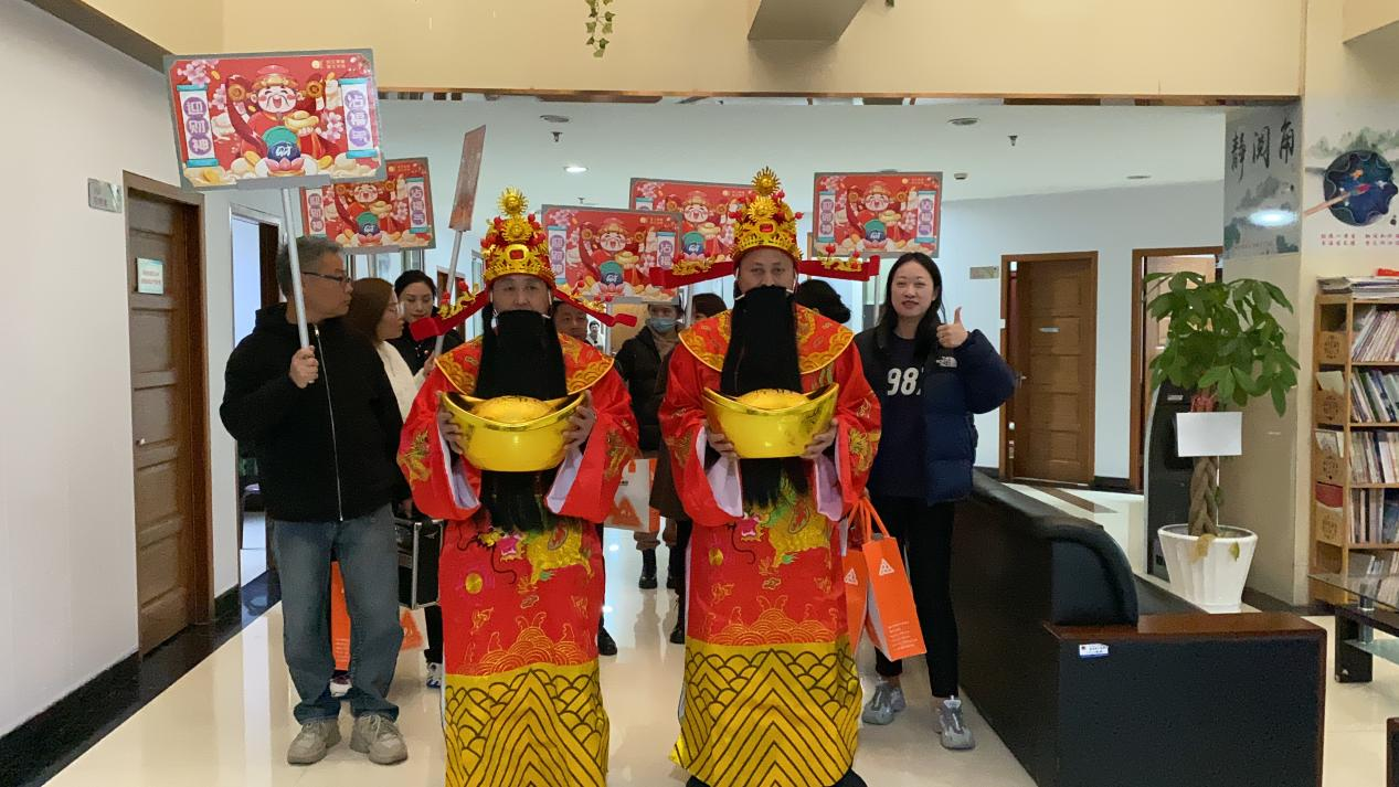 正月十五元宵到，财神到来，请接福！