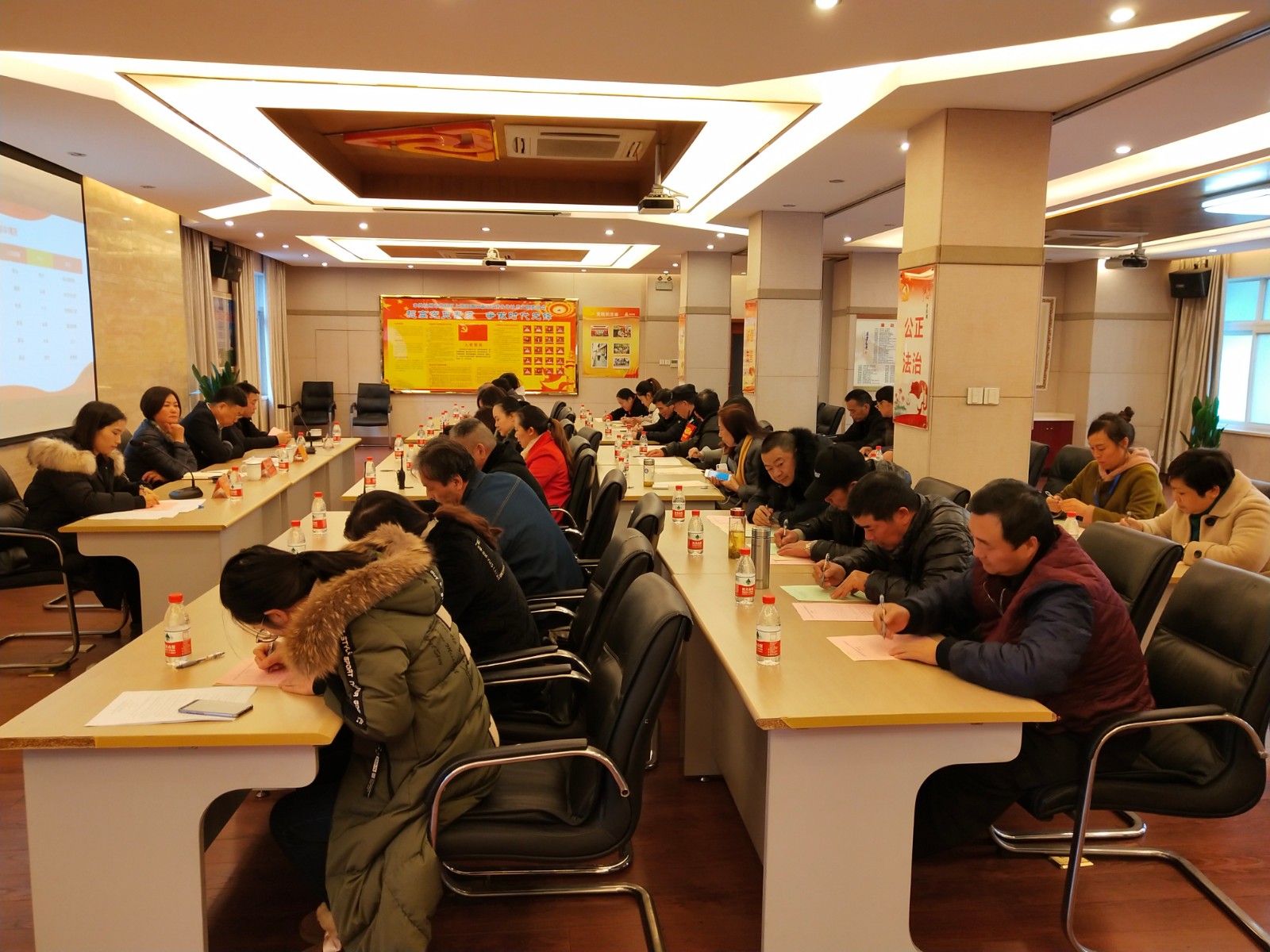 mg冰球突破市场选举产生第四届工会委员会.jpg mg冰球突破市场选举产生第四届工会委员会.jpg